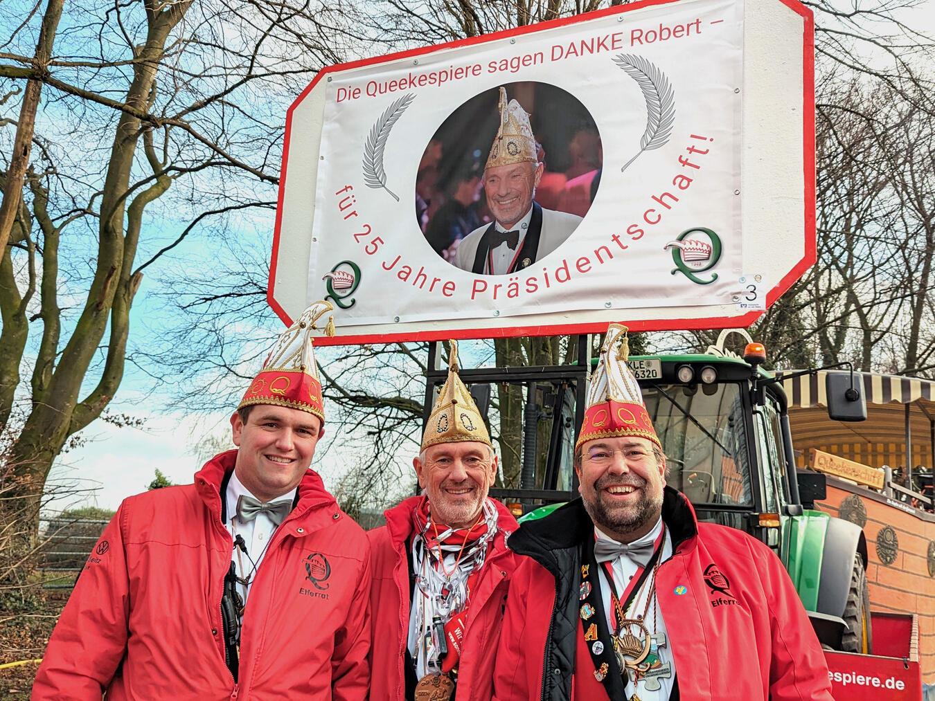 Beim Rosenmontagszug 2024 übergab Robert Terheiden (m.) das Präsidentenamt an Stephan Giesen (r.) und Christian Hunzelar. Foto: KG Queekespiere /Christian Breuer