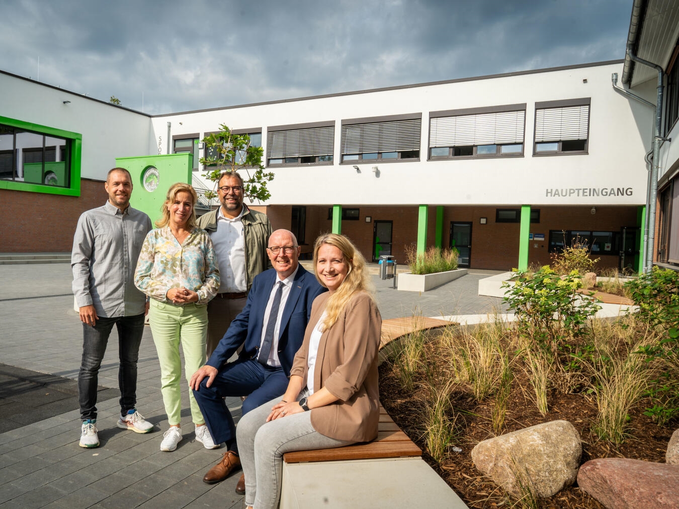 "Besichtigung Gelderland-Schule: Schulleiterin, Landrat, KKB-Geschäftsführer und Fachbereichsleiterin diskutieren Schulbau."