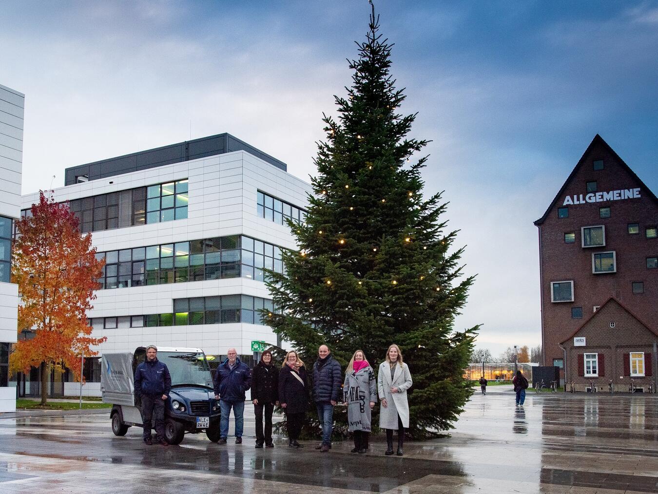 Beim Schmücken der Tanne auf dem Gelände der Hochschule Rhein-Waal am Standort Kleve waren dabei: Prof. Dr. Tatiana Zimenkova (Vizepräsidentin für Internationales und Diversität der Hochschule Rhein-Waal, Bildmitte) sowie Robert Beinio (3.v.r.), Brigitte Jansen (3.v.l.), Irina Schultz (2.v.r.) sowie Corinna Strunk (r.) für den Förderverein der Hochschule Rhein-Waal – Campus Cleve. Foto: privat