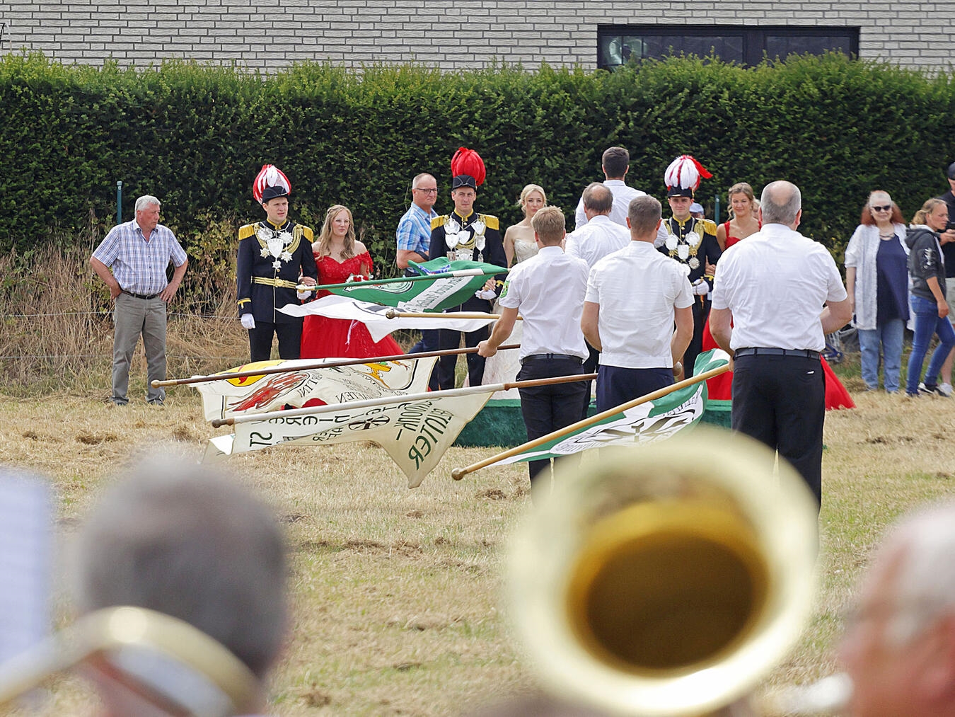 "Traditionelles Fahnenschwenken beim Schützenfest, farbenfrohe Fahnen in Bewegung"