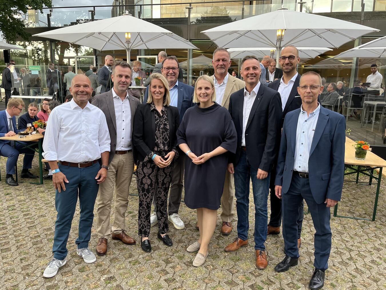 Beim Sommerfest der CDU-Landtagsfraktion vor dem Landtagsgebäude: (v.l.) Martin Scholz, Simon Lisken, Julia Zupancic, Frank Berger, Charlotte Quik, Andrré Nitsche, Dominik Bulinski, Ludger Staymann und Dirk Schauenberg. Foto: Elmar Venohr