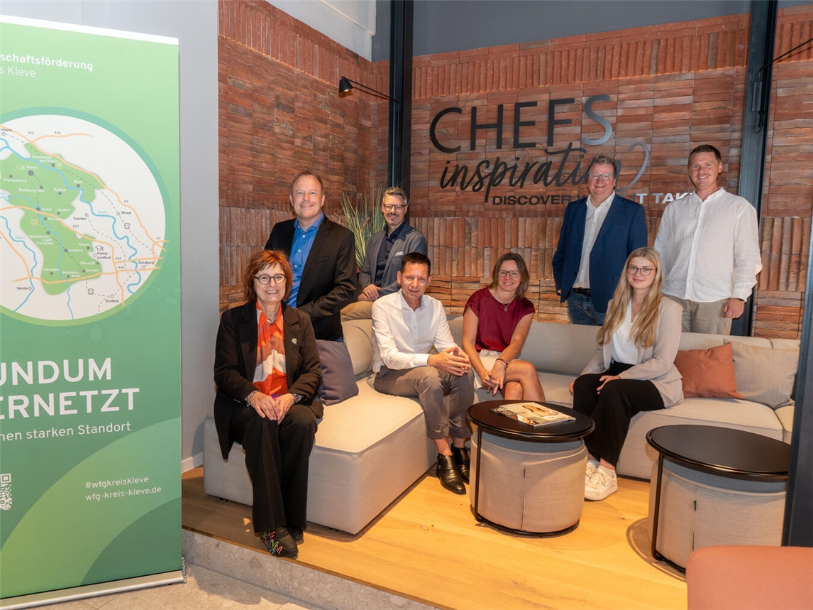 "Gruppenfoto beim Sommertour-Besuch bei Chefs Culinar mit Geschäftsführern und Vertretern der Wirtschaftsförderung Kreis Kleve"