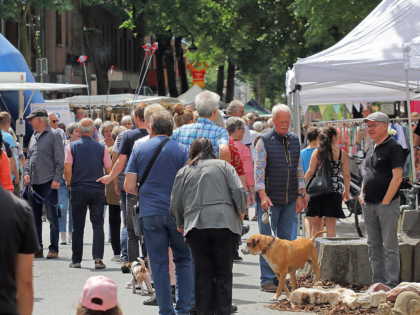 Beim Sonsbecker Brunnenmarkt ist immer viel los. NN-Foto (Archiv): TL