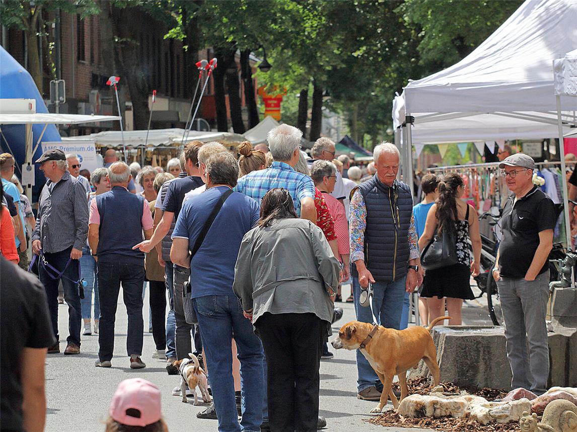 Beim Sonsbecker Brunnenmarkt ist immer viel los. NN-Foto (Archiv): TL
