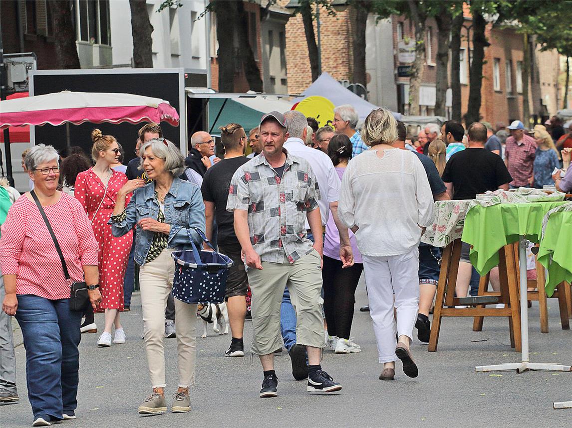 Beim Sonsbecker Brunnenmarkt ist traditionell viel los.NN-Fotos (Archiv): Theo Leie