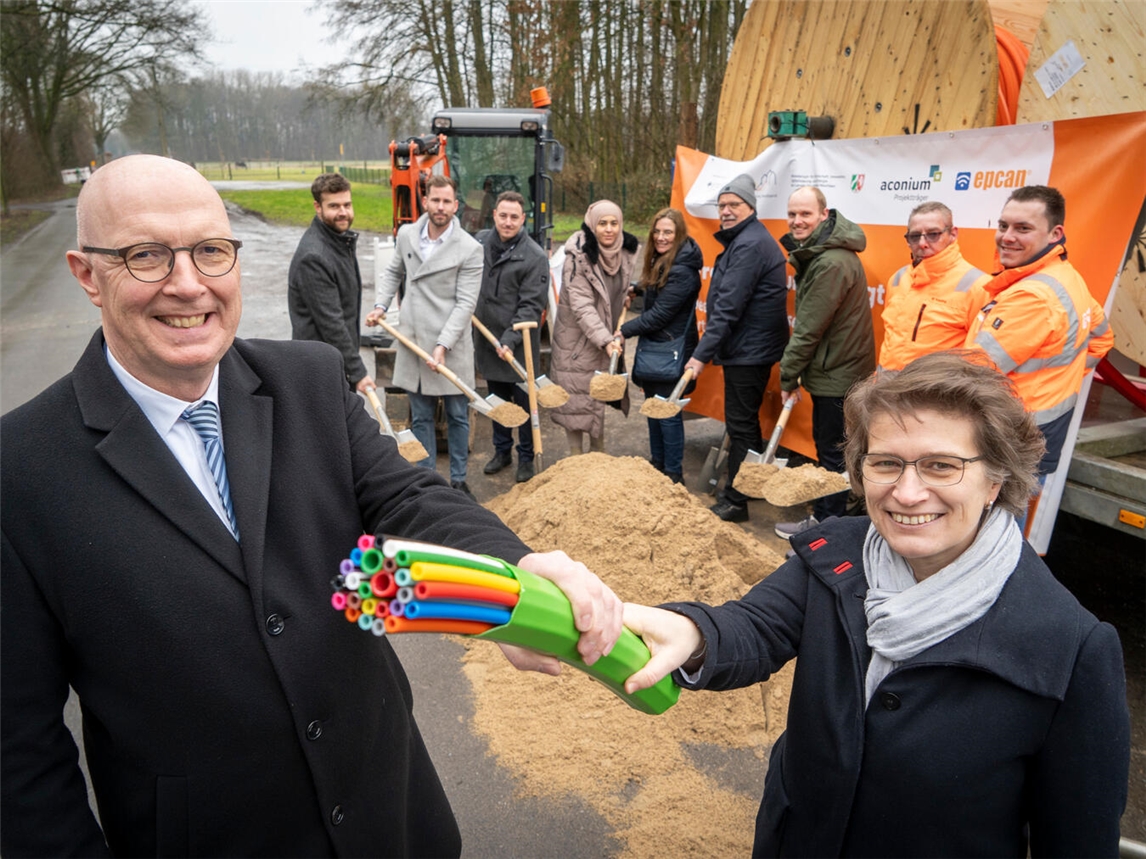 Beim Spatenstich in Kerken mit dabei: Landrat Christoph Gerwers und Kerkens Bürgermeisterin Iris Itgenshorst sowie (v.li.n.re.): Benedikt Mensing, Tobias Schmitz, Timo Klömpken, Saida Azouagh, Eva Vogelsang, Bernd Rose, Gerd Gevering, Michael Kauling und Tom Geling.Foto: Kreis Kleve /Gerhard Seybert