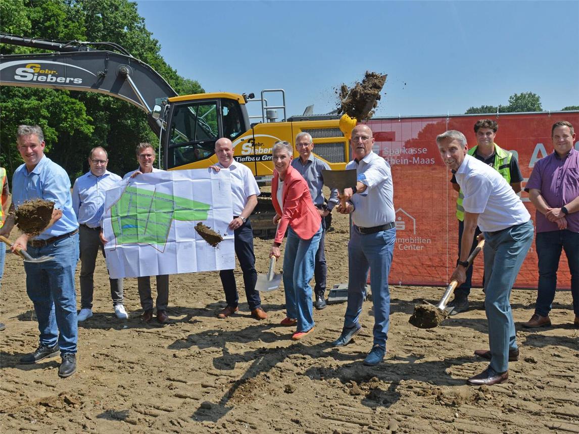 Beim Spatenstich (v.l.): Ingo Jansen, Nicky Siebers, Andreas Meder, Thorten Welmans, Stefan Dertwinkel, Tanja Rogall, Andreas Belting, Peter Hinze, Wilfried Röth, Paul Siebers, Jens Bartel und Jaqueline Schreiter. Foto: Sparkasse Rhein-Maas