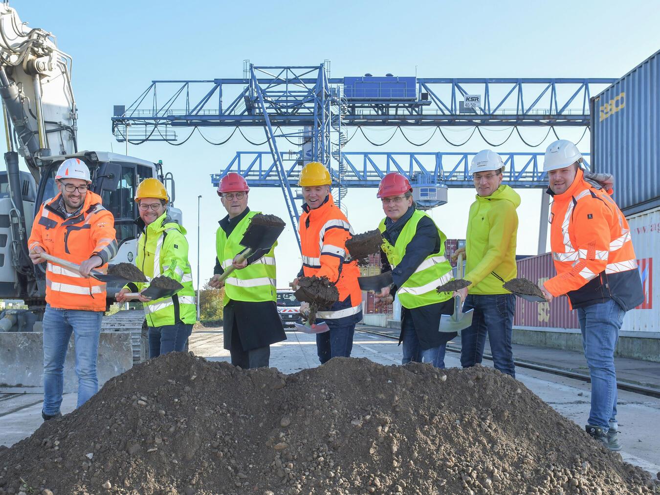 Emmerich: Erster Spatenstich zur Sanierung der Kranbahn Beim Spatenstich zur Baumaßnahme im Emmericher Containerhafen greifen unter anderem Tobias Mies (2. v. l.) und Bürgermeister Peter Hinze (3. v. l.) zum Spaten. NN-Foto: Gerhard Seybert