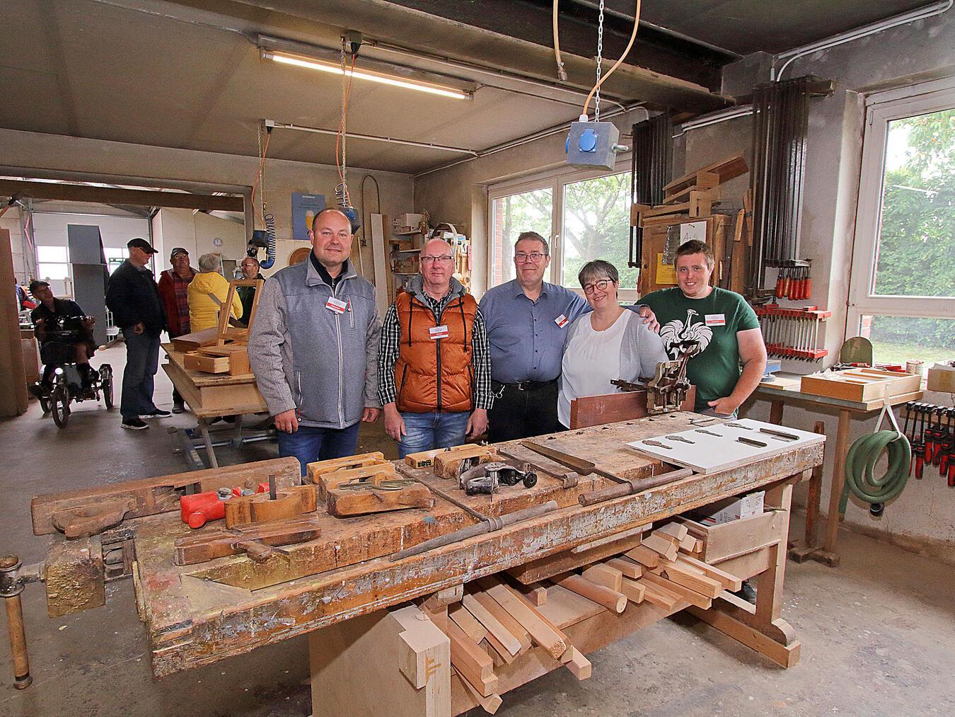 Beim Tag der offenen Tür gewährte Möbel Olfen einen Einblick in die Werkstatt. Die Mitarbeiter Sebastian Lehmann und Stefan Heck sowie Inhaber Heinz Olfen, Astrid Olfen und Hendrik Olfen stehen hier an einer Werkbank, die seit weit über 50 Jahren in der Werkstatt steht. NN-Foto: Theo Leie