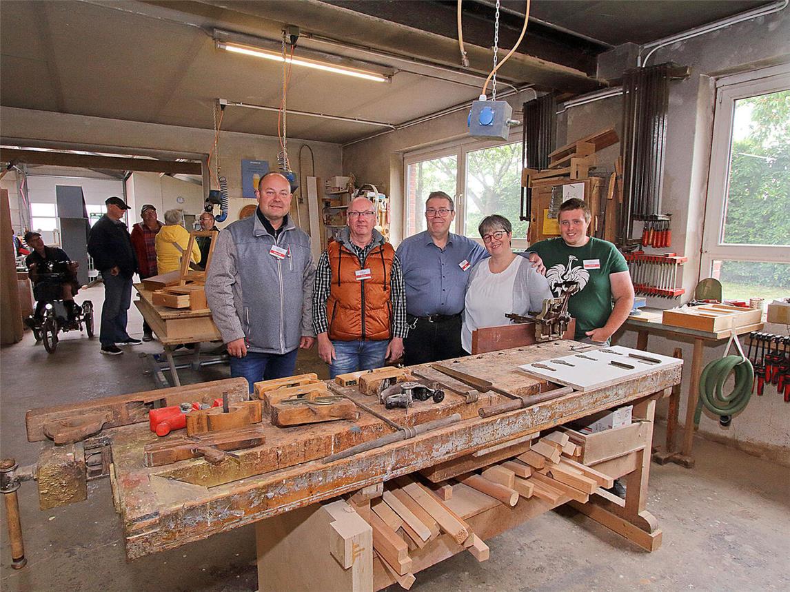 Beim Tag der offenen Tür gewährte Möbel Olfen einen Einblick in die Werkstatt. Die Mitarbeiter Sebastian Lehmann und Stefan Heck sowie Inhaber Heinz Olfen, Astrid Olfen und Hendrik Olfen stehen hier an einer Werkbank, die seit weit über 50 Jahren in der Werkstatt steht. NN-Foto: Theo Leie