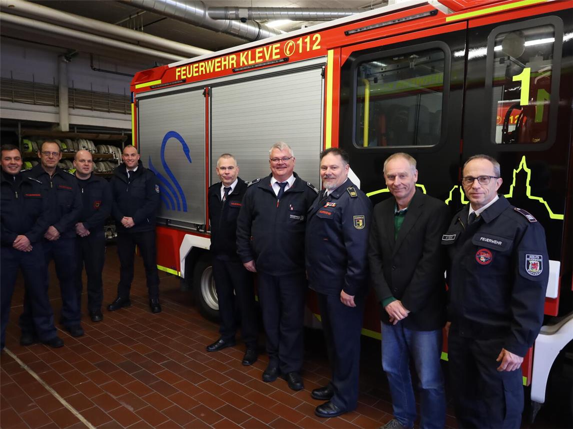 Beim Treffen (v.l.): Thomas Kennerknecht (Essen), Thomas Bengs (Essen), Daniel Seyer (Lüdenscheid), Falco Schneider (Kreis Lippe), Jürgen Buil (Kleve), Guido Volkmar (Düsseldorf), Thorsten Koryttko (Gladbeck) Stephan Burkhardt (Unfallkasse NRW), Martin Fuchs (Wuppertal).Foto: Feuerwehr Kleve