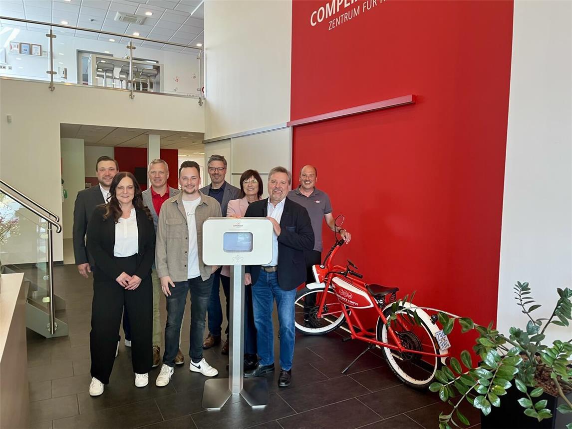 Beim Unternehmensbesuch in der Firma Ophardt Hygiene (von links): Kevin Hebink (Teamleiter Agentur für Arbeit Wesel), Sabine Gilsing (HR-Specialist Ophardt Hygiene), Ken Friesen (CEO of Ophardt Group), Samuel Houcken (Web & C-Commerce Project Manager), Marc Cattelaens (WFG Kreis Kleve), Brigitte Jansen (Geschäftsführerin WFG Kreis Kleve), Clemens Brüx (Bürgermeister Gemeine Issum) und Jakob Koch (Ophardt Hygiene).Foto: WfG Kreis Kleve
