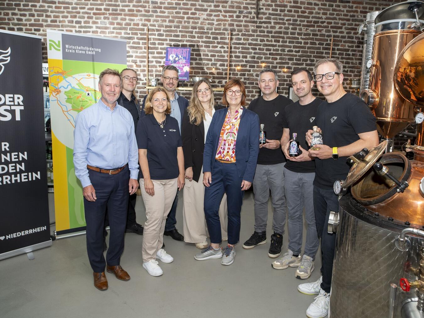 Beim Unternehmensbesuch in der Kerkener Brennerei, v.l.: Dirk Möcking (Bürgermeister Gemeinde Kerken), Nils Köster (Wirtschaftsförderung Kreis Kleve), Nicole Thissen (Wirtschaftsförderin Gemeinde Kerken), Marc Cattelaens, Fabienne van Lier und Brigitte Jansen (Wirtschaftsförderung Kreis Kleve) mit Timo, Ole und Lars Looschelders. Foto: Gerhard Seybert