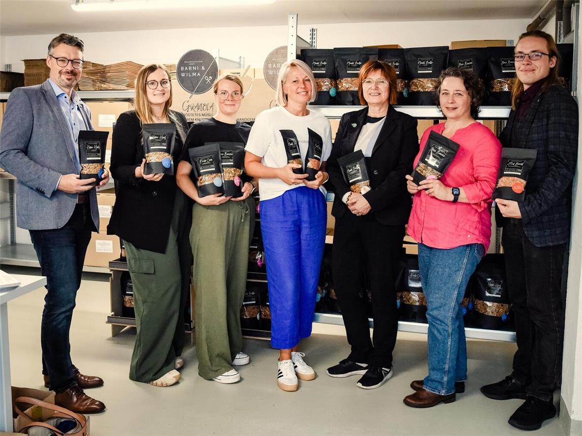 Beim Unternehmensbesuch in Kleve-Rindern, v.l.: Marc Cattelaens und Fabienne van Lier (Wirtschaftsförderung Kreis Kleve), Lena Michels und Meike Schlenker-Janßen (Barni & Wilma ), Brigitte Jansen (Wirtschaftsförderung Kreis Kleve) Charmaine Haswell (WTM Stadt Kleve) sowie Nils Köster (Wirtschaftsförderung Kreis Kleve). Foto: privat