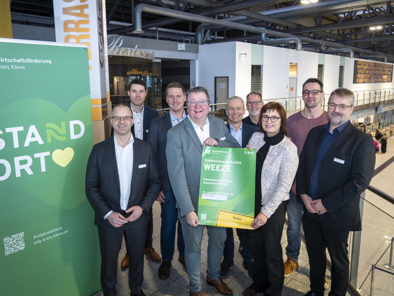 Beim Unternehmerfrühstück am Airport Weeze (v. l.): Dr. Sebastian Papst (Geschäftsführer Airport Weeze), Dominik van Baal (KPP Steuerberatungsgesellschaft), Daniel Mülders (Wirtschaftsförderer Gemeinde Weeze), Georg Koenen (Bürgermeister Gemeinde Weeze), Dr. Benedikt Rösen (WFG Kreis Kleve), Christoph Kepser (Moderator), Brigitte Jansen (Geschäftsführerin WFG Kreis Kleve), Jannis Goossens (Geschäftsführer Red Orange Yellow GmbH) und Gerrit Röhl (KPP Steuerberatungsgesellschaft).Foto: Gerhard Seybert
