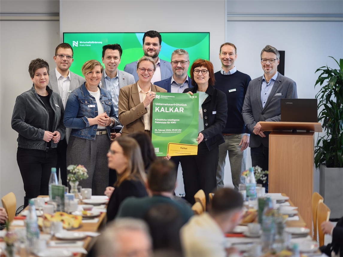 Beim Unternehmerfrühstück im GGK in Kalkar-Kehrum (v.l.): Nathalie Tekath-Kochs (WFG Kreis Kleve), Bernd Hoffmann (Gut Papenhoven Milch KG), Andrea Franken (Moderatorin), Ingo Prang (KPP Steuerberatungsgesellschaft), Alexandra Schacky (Bürgermeisterin Stadt Kalkar), Andre Brüggemann (Wirtschaftsförderer Stadt Kalkar), Gerrit Röhl (KPP Steuerberatungsgesellschaft), Brigitte Jansen (WFG Kreis Kleve), Rene Kantehm, (BB med. product GmbH) und Marc Cattelaens (WFG Kreis Kleve). Foto: Wirtschaftsförderung