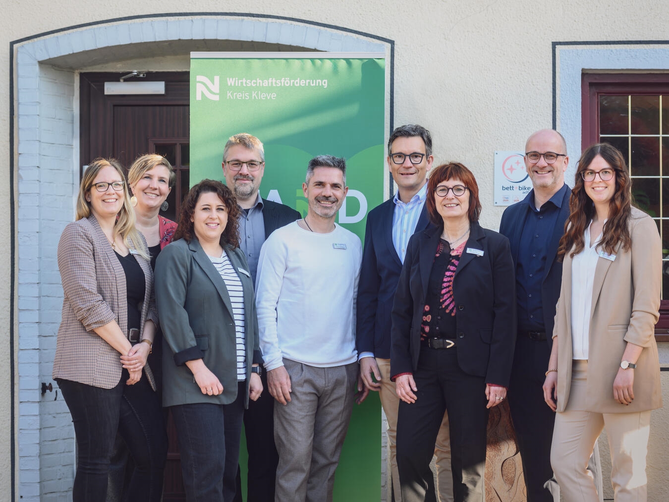 Beim Unternehmerfrühstück im Nierswalder Landhaus (v.l.): Irina Janßen (WFG Kreis Kleve), Andrea Franken (Moderatorin), Annika Cleve (Wirtschaftsförderung Goch), Gerrit Röhl (KPP Steuerberatungsgesellschaft), Andreas De Matteis (macle GmbH), Christian Theissen (KPP Steuerberatungsgesellschaft), Brigitte Jansen (WFG Kreis Kleve), Stephan Luyven (Bürgermeister Stadt Goch) und Lara Kusenberg (Edeka Markt Christian Kusenberg). Foto: Wirtschaftsförderung Kreis Kleve
