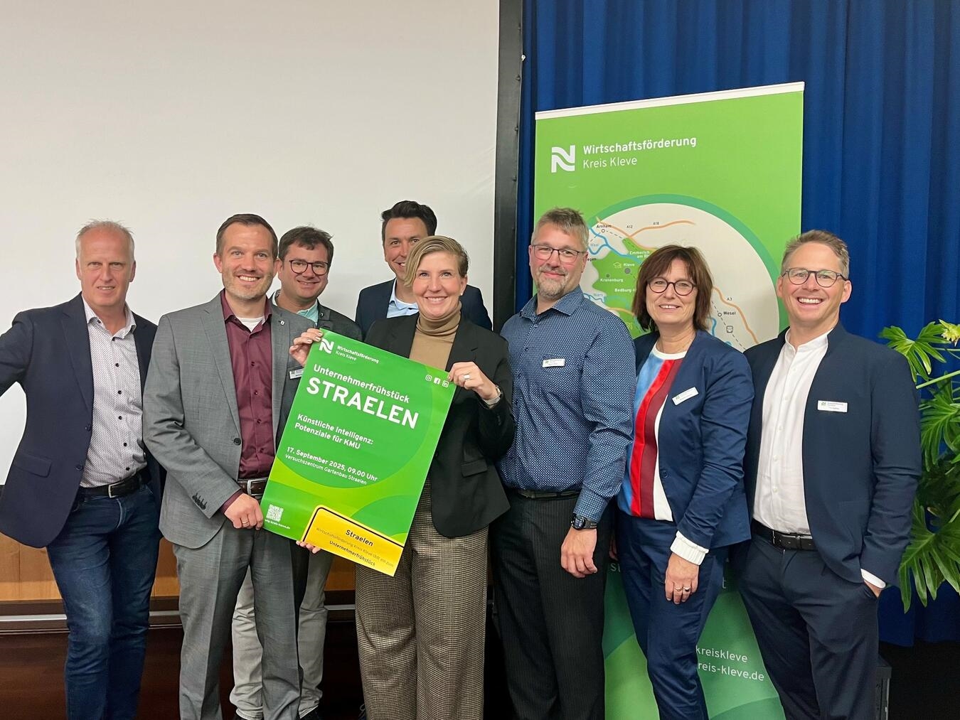 „Künstliche Intelligenz“ trifft auf großes Interesse Beim Unternehmerfrühstück im Versuchszentrum Gartenbau in Straelen (v.l.): Uwe Bons (Wirtschaftsförderer Stadt Straelen), Bürgermeister Bernd Kuse, Christoph Straeten (Gemüsebau Straeten), Ingo Prang (KPP Steuerberatungsgesellschaft), Moderatorin Andrea Franken, Gerrit Röhl (KPP Steuerberatungsgesellschaft), Brigitte Jansen (Geschäftsführerin WFG Kreis Kleve) und Martin Ophey (Bofrost).Foto: WfG Kreis Kleve