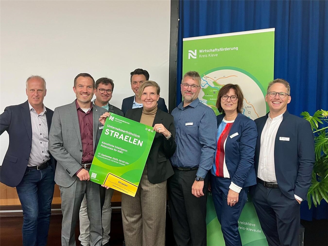 Beim Unternehmerfrühstück im Versuchszentrum Gartenbau in Straelen (v.l.): Uwe Bons (Wirtschaftsförderer Stadt Straelen), Bürgermeister Bernd Kuse, Christoph Straeten (Gemüsebau Straeten), Ingo Prang (KPP Steuerberatungsgesellschaft), Moderatorin Andrea Franken, Gerrit Röhl (KPP Steuerberatungsgesellschaft), Brigitte Jansen (Geschäftsführerin WFG Kreis Kleve) und Martin Ophey (Bofrost).Foto: WfG Kreis Kleve