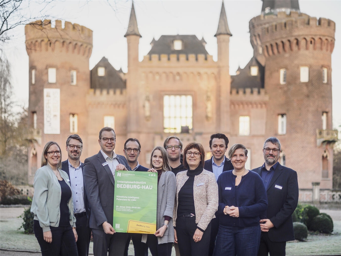 Beim Unternehmerfrühstück in Bedburg-Hau (von links): Irina Janßen (WFG Kreis Kleve), Marc Cattelaens (WFG Kreis Kleve), Stephan Reinders (Bürgermeister Gemeinde Bedburg-Hau), Henrik Scholten (Apotheke am Rathaus), Emely Egging (Wirtschaftsförderin Gemeinde Bedburg-Hau), Tobias Schiller (KleSec GmbH), Brigitte Jansen (Wirtschaftsförderin Kreis Kleve), Ingo Prang (KPP Steuerberatungsgesellschaft), Andrea Franken (Moderatorin) und Gerrit Röhl (KPP Steuerberatungsgesellschaft) vor dem Schloss Moyland. Foto: WfG Kreis Kleve/MvO