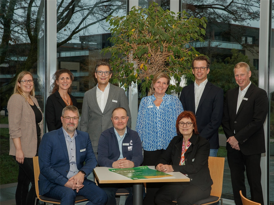 Beim Unternehmerfrühstück in Kleve (v.l.): Irina Janßen (WFG Kreis Kleve), Verena Rohde (WTM Kleve), Gerrit Röhl (KPP Steuerberatungsgesellschaft), Christian Theissen (KPP Steuerberatungsgesellschaft), André Voller (DigiWerkstatt 4.B gmbH), Andrea Franken (Moderatorin), Brigitte Jansen (Wirtschaftsförderin Kreis Kleve), Bernhard Sack (impacx services GmbH) und Markus Dahmen (Bürgermeister Stadt Kleve). Foto: Kreis WfG
