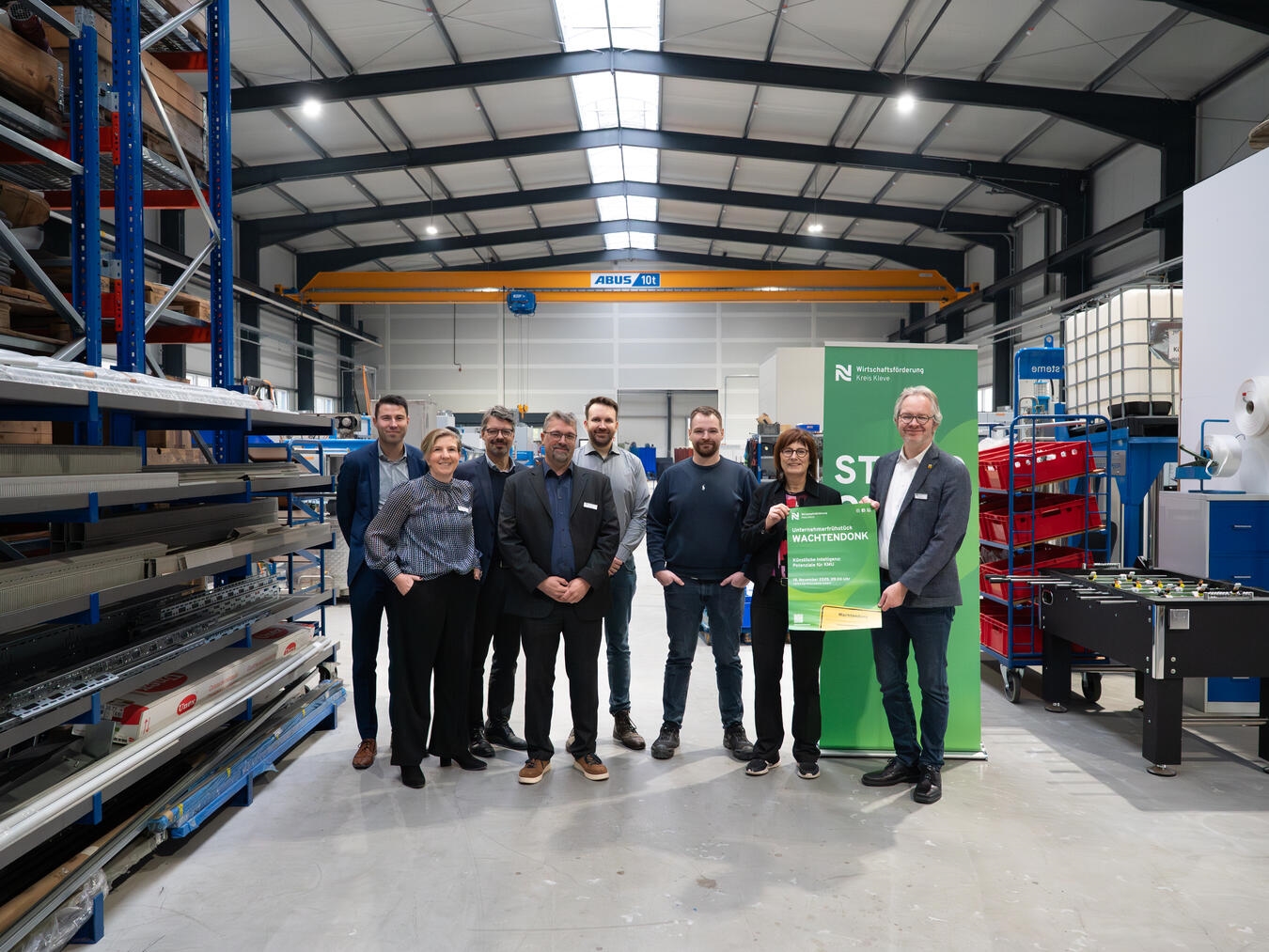 Beim Unternehmerfrühstück in Wachtendonk (v.l.): Dominik van Baal (KPP Steuerberatungsgesellschaft), Andrea Franken (Moderatorin), Marc Cattelaens (WFG Kreis Kleve), Gerrit Röhl (KPP Steuerberatungsgesellschaft), Nils Vesper (DHG), Niklas Dahmen (Jerko Sprühsysteme GmbH), Brigitte Jansen (Wirtschaftsförderin Kreis Kleve) und Paul Hoene (Bürgermeister Gemeinde Wachtendonk).Foto: WfG Kreis Kleve