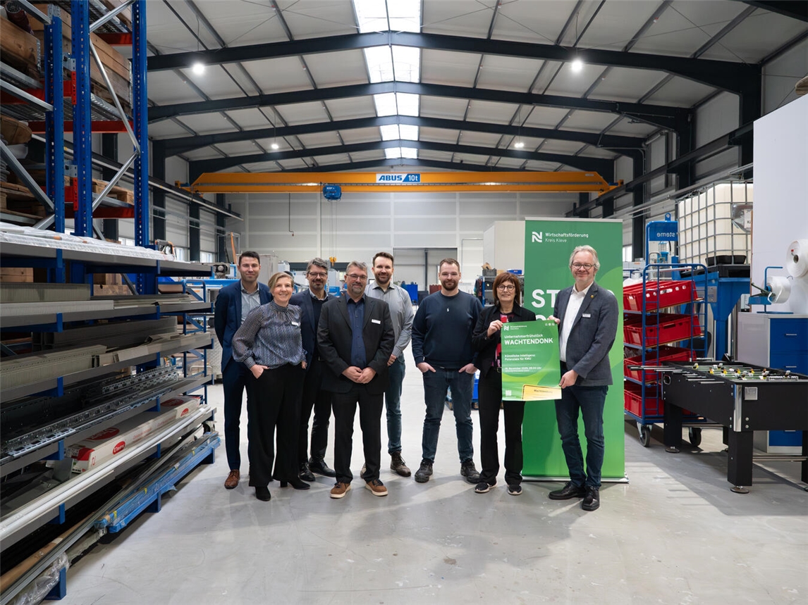 Beim Unternehmerfrühstück in Wachtendonk (v.l.): Dominik van Baal (KPP Steuerberatungsgesellschaft), Andrea Franken (Moderatorin), Marc Cattelaens (WFG Kreis Kleve), Gerrit Röhl (KPP Steuerberatungsgesellschaft), Nils Vesper (DHG), Niklas Dahmen (Jerko Sprühsysteme GmbH), Brigitte Jansen (Wirtschaftsförderin Kreis Kleve) und Paul Hoene (Bürgermeister Gemeinde Wachtendonk).Foto: WfG Kreis Kleve