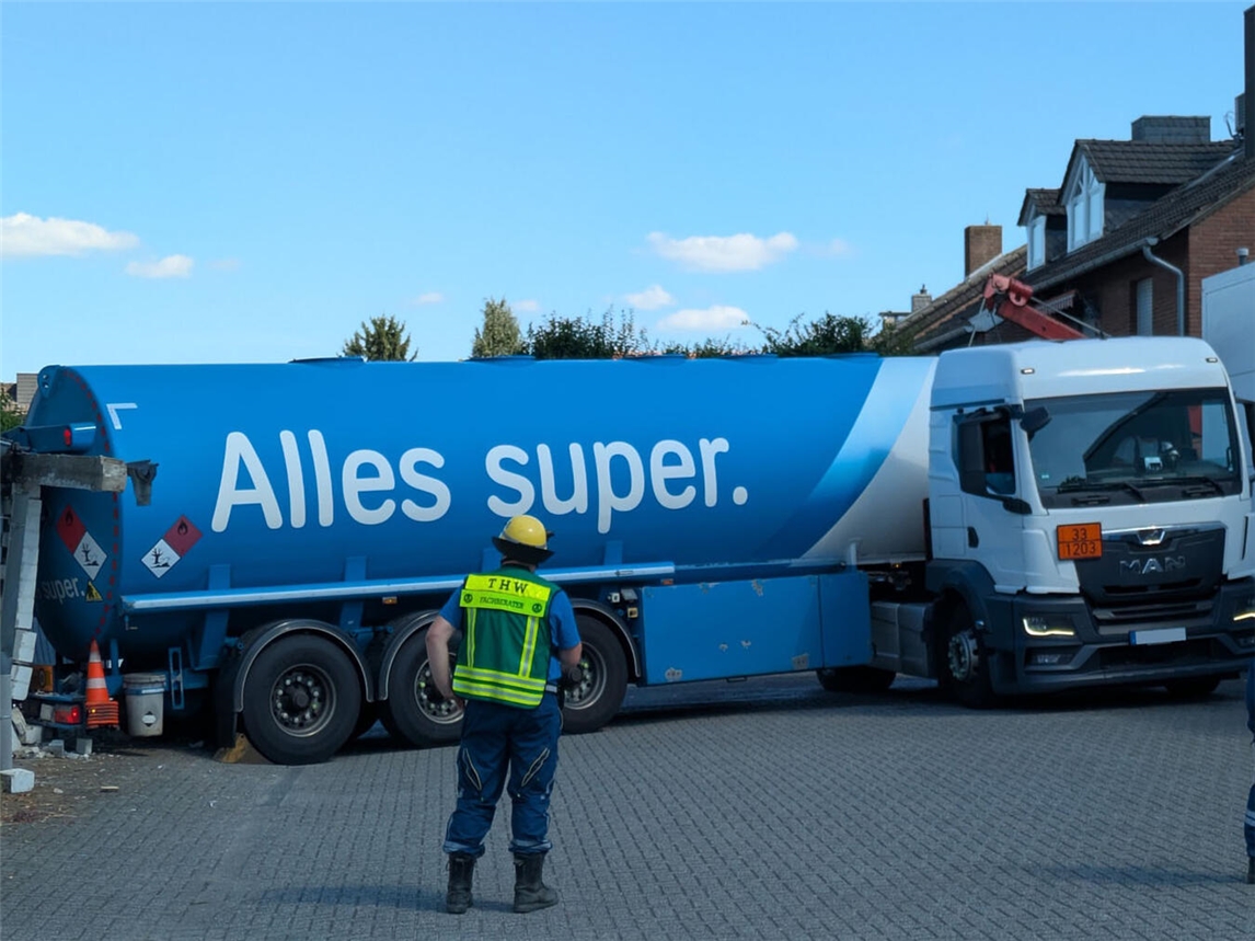 Unfall mit Tankauflieger: LKW beschädigt Garagen in Kleve, Einsturzgefahr, Feuerwehr im Einsatz