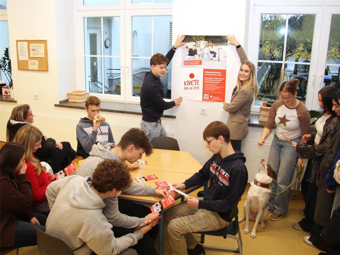 Beim Video-Wettbewerb der Sparkasse gibt es wieder 1.000, 750 und 500 Euro für die Abschlussjahrgänge der weiterführenden Schulen in Moers, Neukirchen-Vluyn, Rheinberg, Alpen, Sonsbeck und Xanten zu gewinnen. Lena Kempken und Adrian Schulz zeigen das Plakat zur 11. Staffel von „Knete für die Fete“.Foto: Sparkasse am Niederrhein