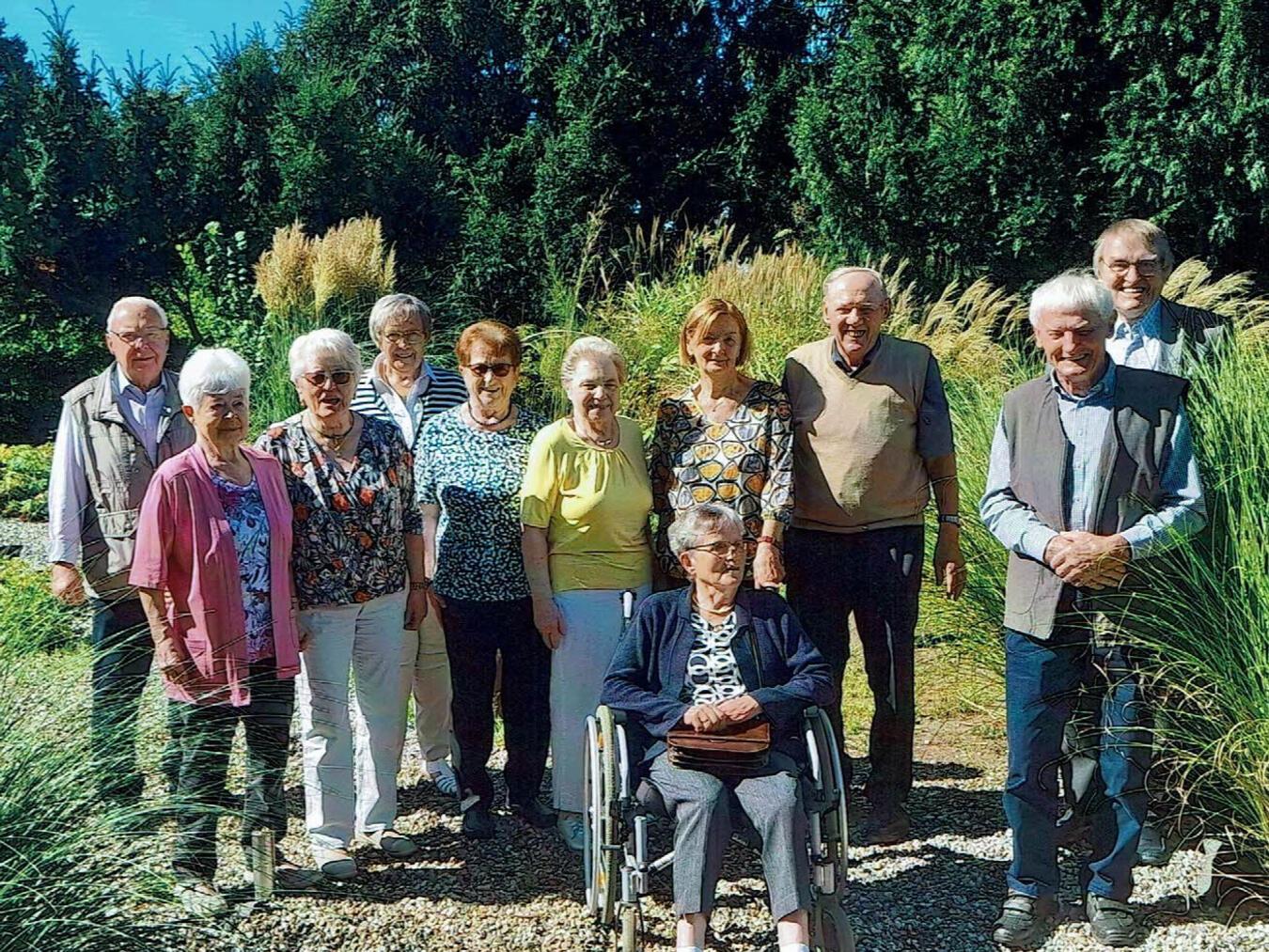 Wissel: Klassentreffen zum 70. Schuljubiläum Beim Wiedersehen konnten sich die ehemaligen Klassenkameraden eine Menge erzählen. Foto: privat