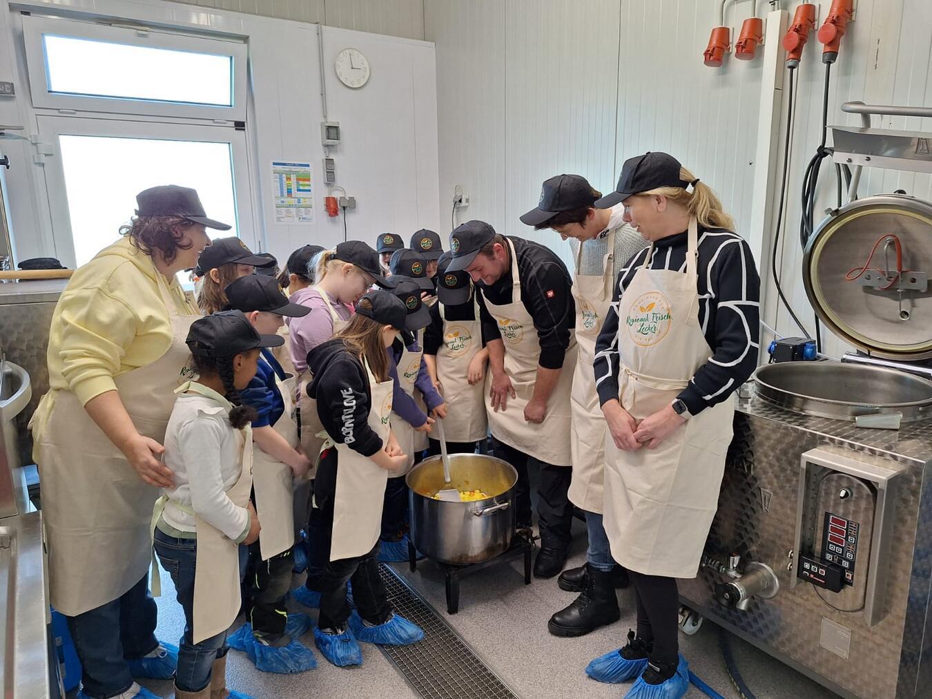 Beim Workshop durften die OGS-Kinder Suppe einkochen. Foto: Holz