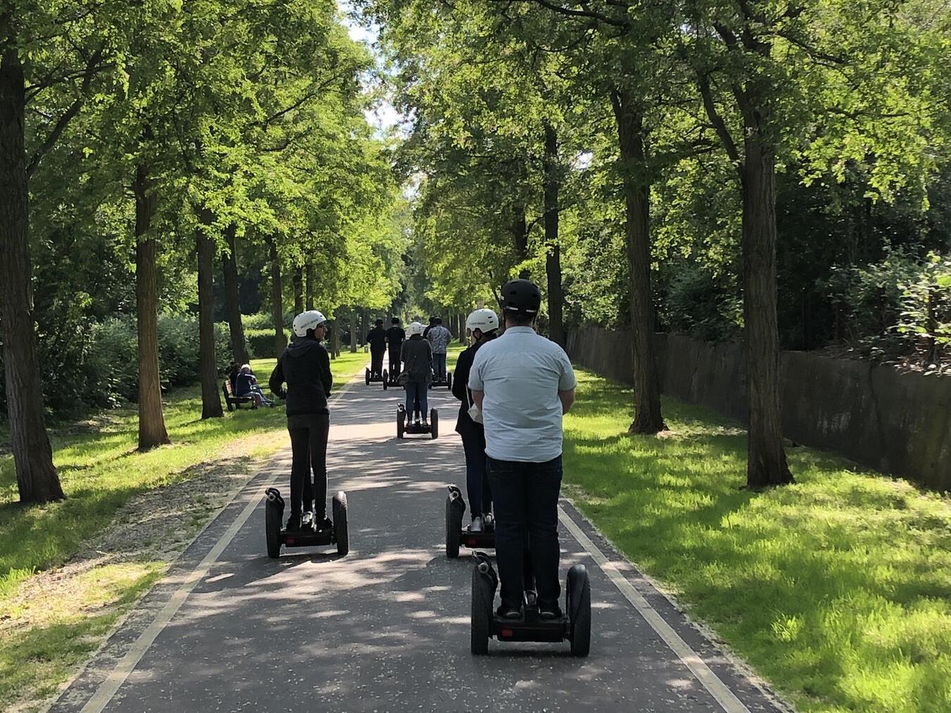 "Segway-Tour durch grüne Landschaft bei Kranenburg, erkundet neue Perspektiven der Umgebung."