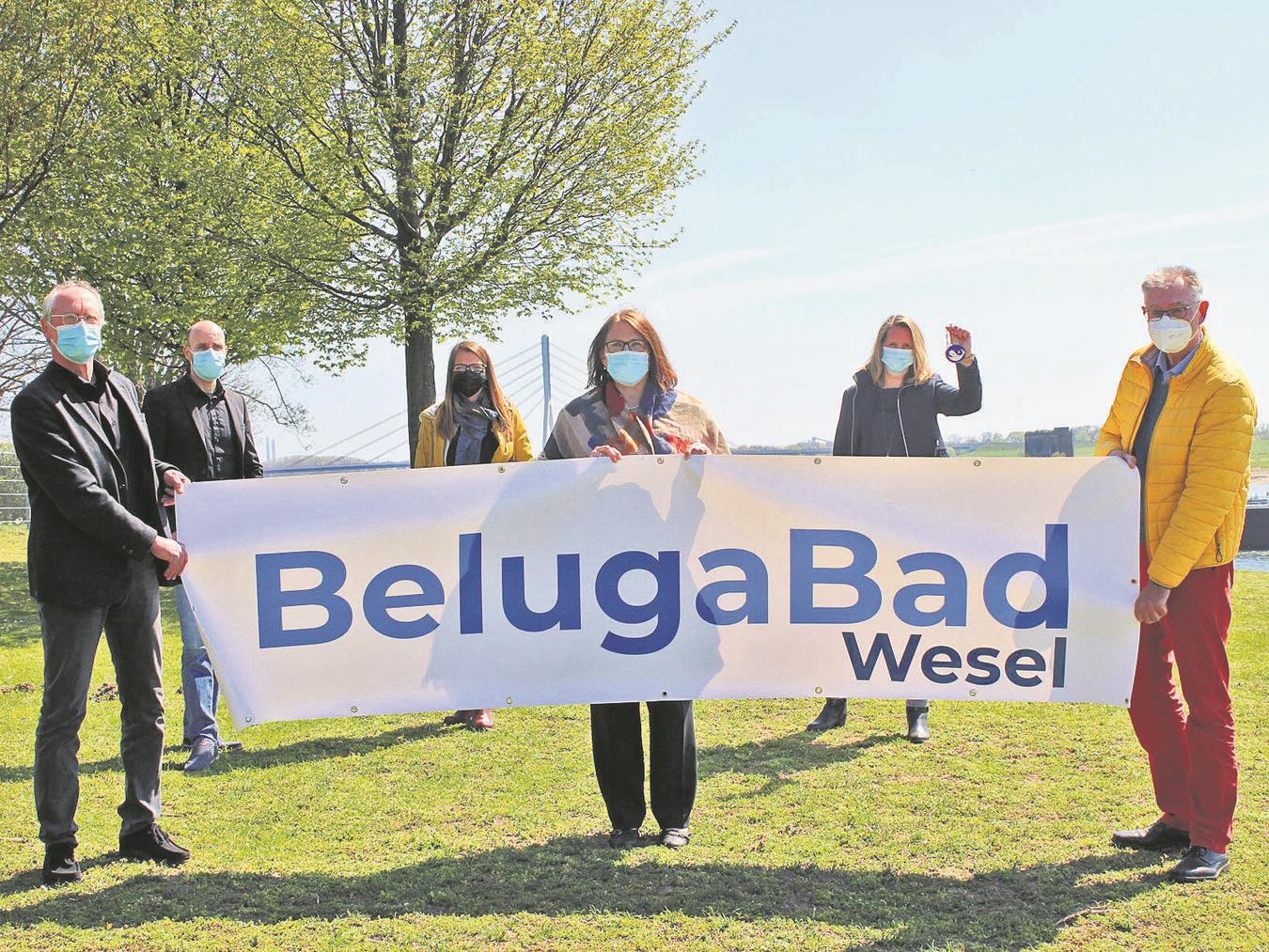 Neues Kombibad soll
Beluga-Bad Wesel heißen BelugaBad Wesel soll das neue Kombibad heißen. Den bisherigen Stand der Dinge stellten vor (v. l.): Gottfried Brandenburg (Stadtverwaltung), Martin Christoph (Geschäftsführer Städtische Bäder Wesel), Madeleine Feldmann (stellv. Aufsichtsratvorsitzende), Bürgermeisterin Ulrike Westkamp, Christiane Hanisch (Stadtverwaltung, mit Moby Dick-Stadtorden) sowie Ludger Hovest (Aufsichtsrat-Vorsitzender). NN-Foto: Thomas Langer