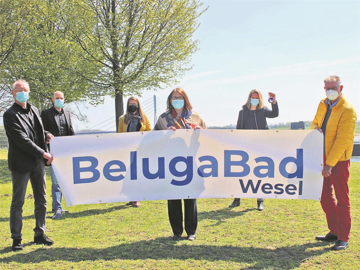 BelugaBad Wesel soll das neue Kombibad heißen. Den bisherigen Stand der Dinge stellten vor (v. l.): Gottfried Brandenburg (Stadtverwaltung), Martin Christoph (Geschäftsführer Städtische Bäder Wesel), Madeleine Feldmann (stellv. Aufsichtsratvorsitzende), Bürgermeisterin Ulrike Westkamp, Christiane Hanisch (Stadtverwaltung, mit Moby Dick-Stadtorden) sowie Ludger Hovest (Aufsichtsrat-Vorsitzender). NN-Foto: Thomas Langer