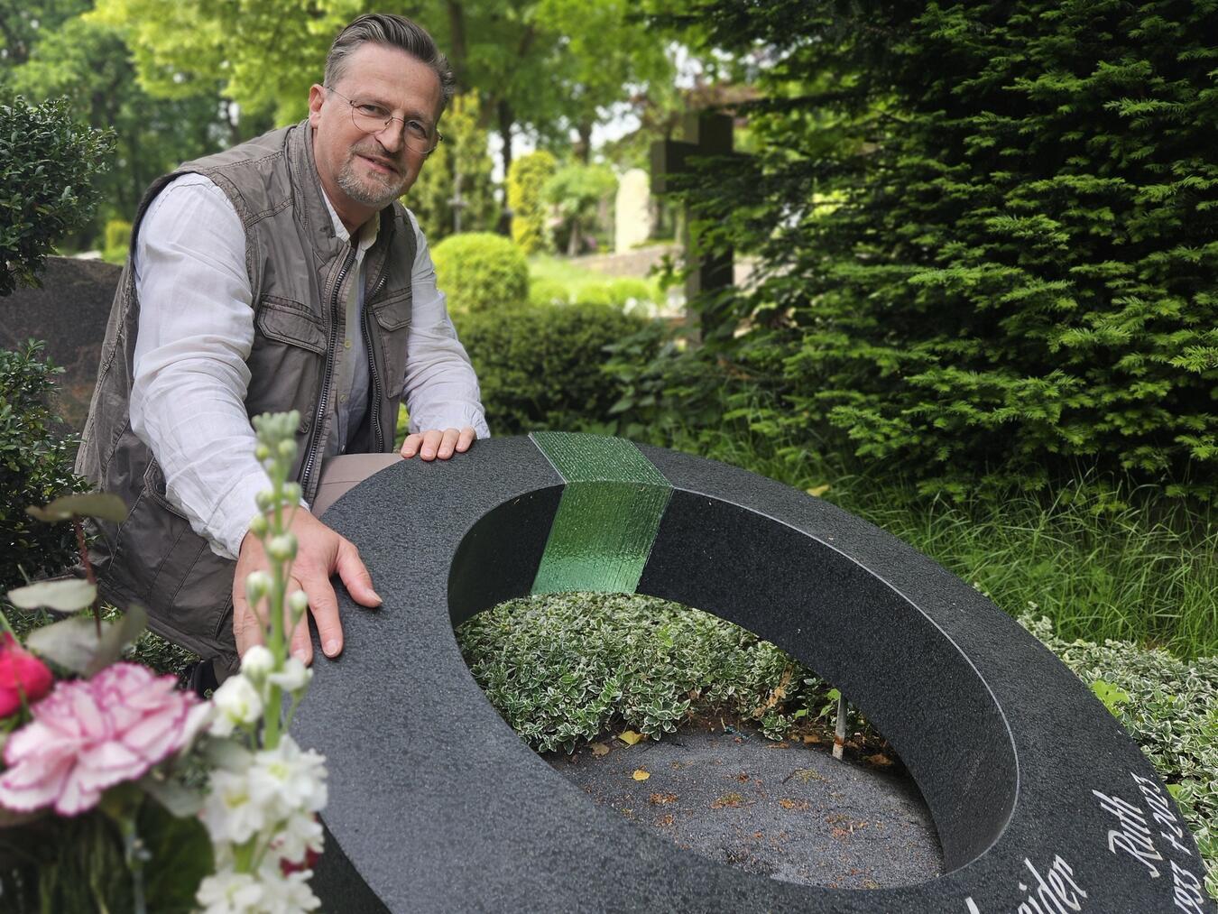 Benedikt Kreusch mit einem der ausgezeichneten Grabsteine auf dem Klever Friedhof. NN-Foto: vs