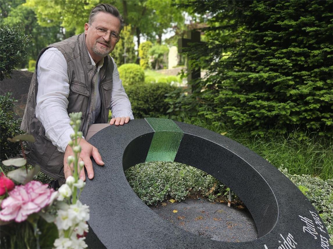 Benedikt Kreusch mit einem der ausgezeichneten Grabsteine auf dem Klever Friedhof. NN-Foto: vs