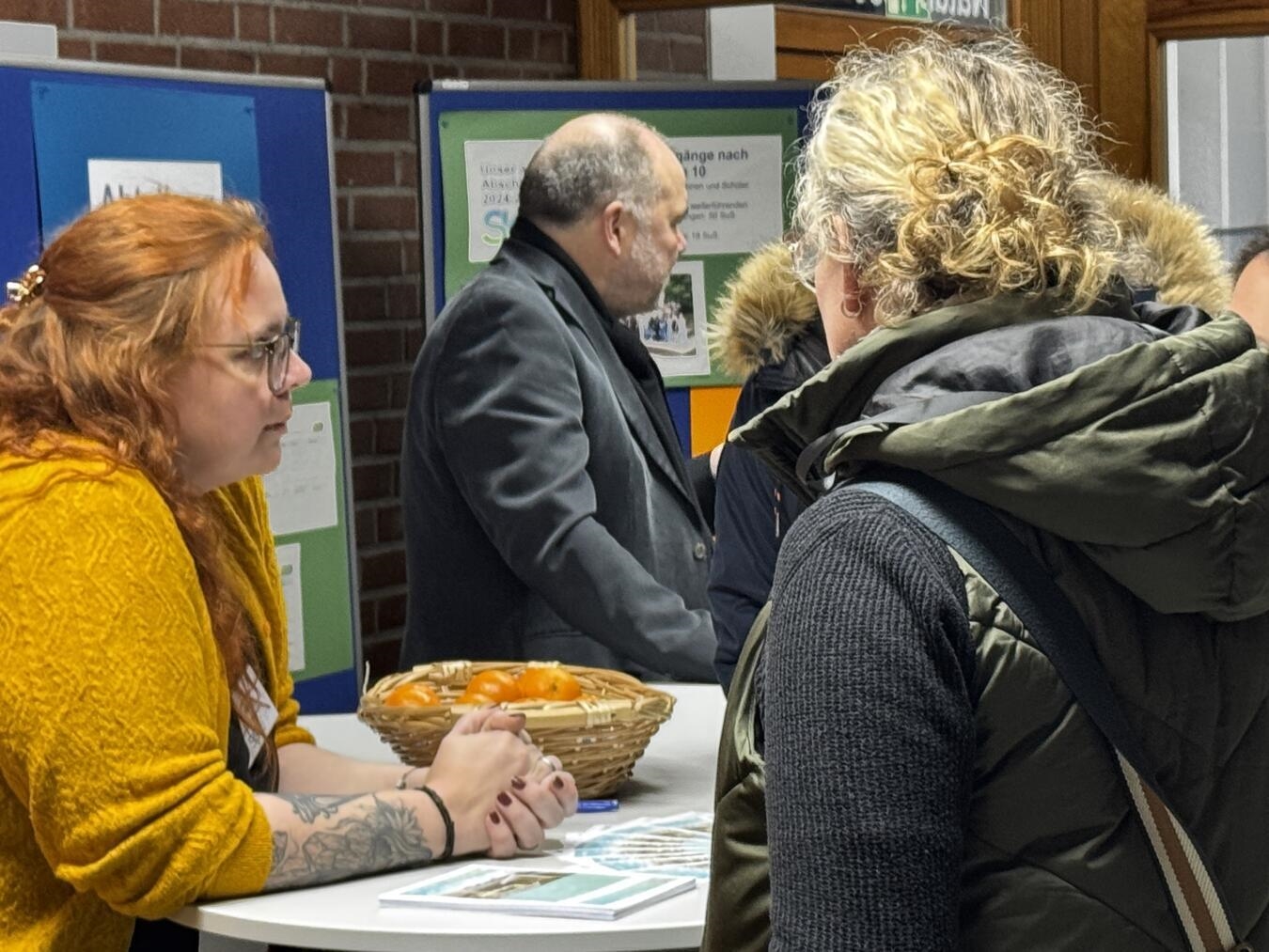 Beratungssituation mit der stellvertretenden Schulleiterin Ariane Latzberg, die die Einrichtung des Teilstandortes Aldekerk begleitet. Foto: Sekundarschule Straelen