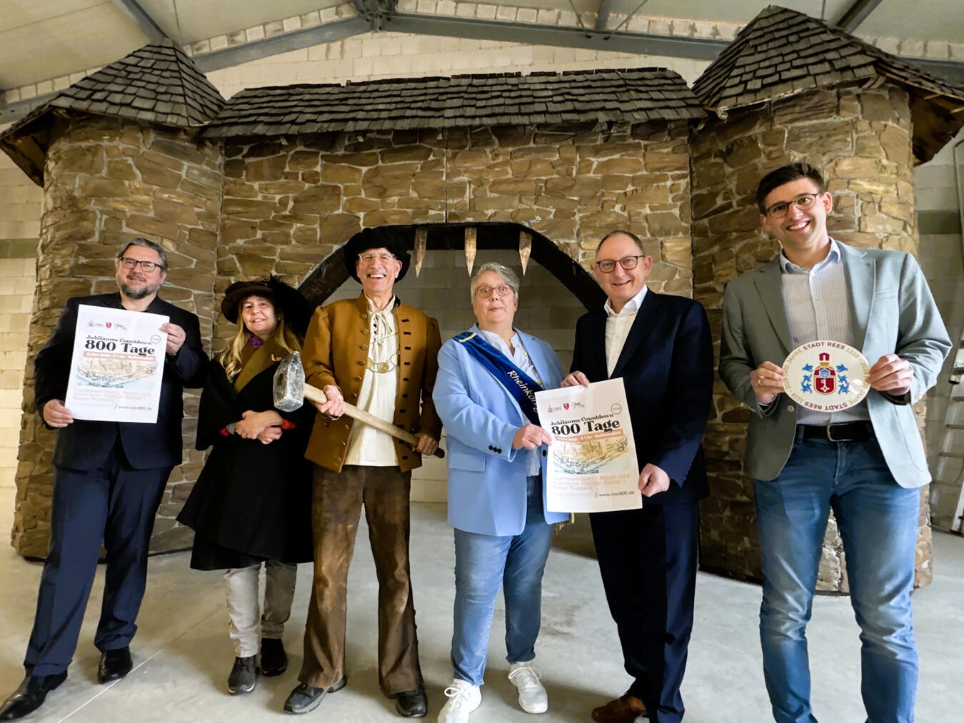 Projektkoordinator, Museumsteam, Rheinkönigin und Bürgermeister feiern 800-Tage-Countdown zum Stadtjubiläum 2028 in Xanten.