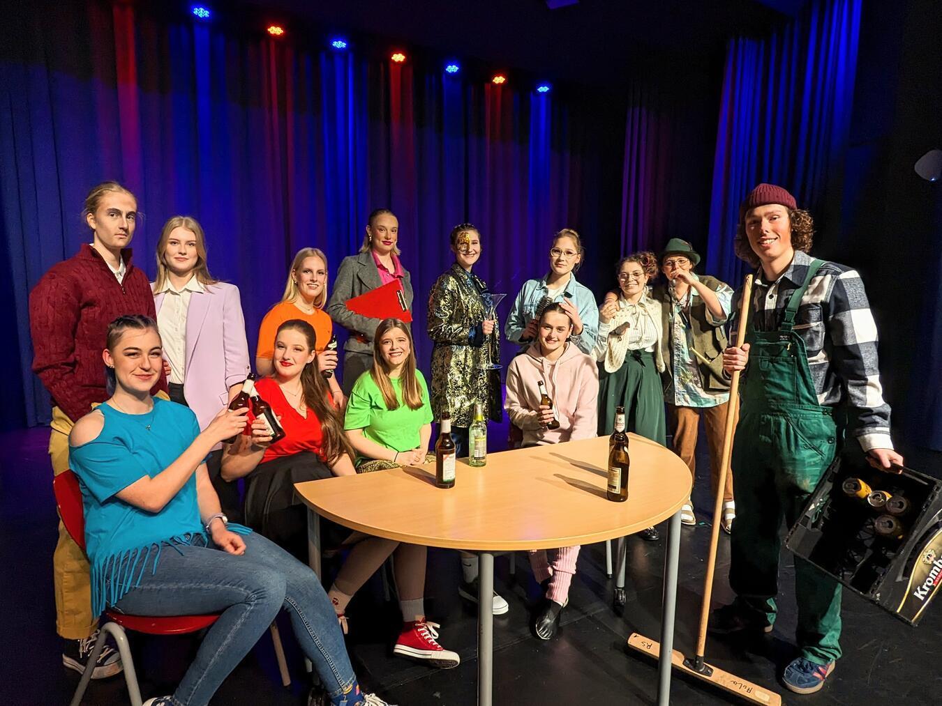 Bereit und kostümiert freuen sich die Schauspieler von „Drosselgasse 12a“ auf ihren Auftritt.NN-Foto: J. Kurschatke