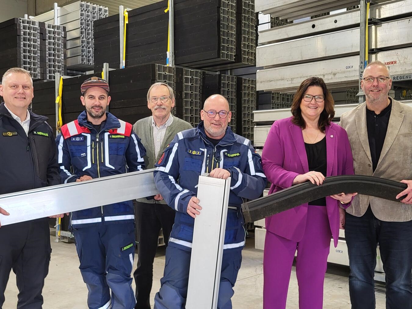 Bereiten sich auf die Großübung in Emmerich vor: (v. l.) Mike Nienhaus (Leiter THW-Regionalstelle Wesel), Jonas Brüggemann (Zugführer THW Emmerich), Deichgräf Harry Schulz, Frank te Kempel Ortsbeauftragter THW Emmerich), Bürgermeisterin Claudia Lindlahr und Holger Friedrich (Geschäftsführer Deichverband Bislich-Landesgrenze). NN-Foto: Michael Bühs