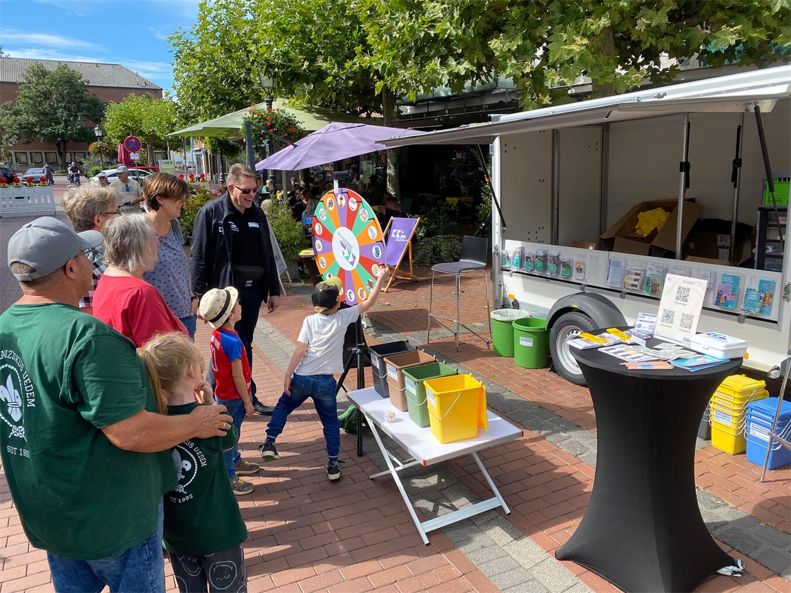 "Glücksrad beim Kindertag in Uedem, organisiert von KKA, Foto von Gabriela Thoenissen"