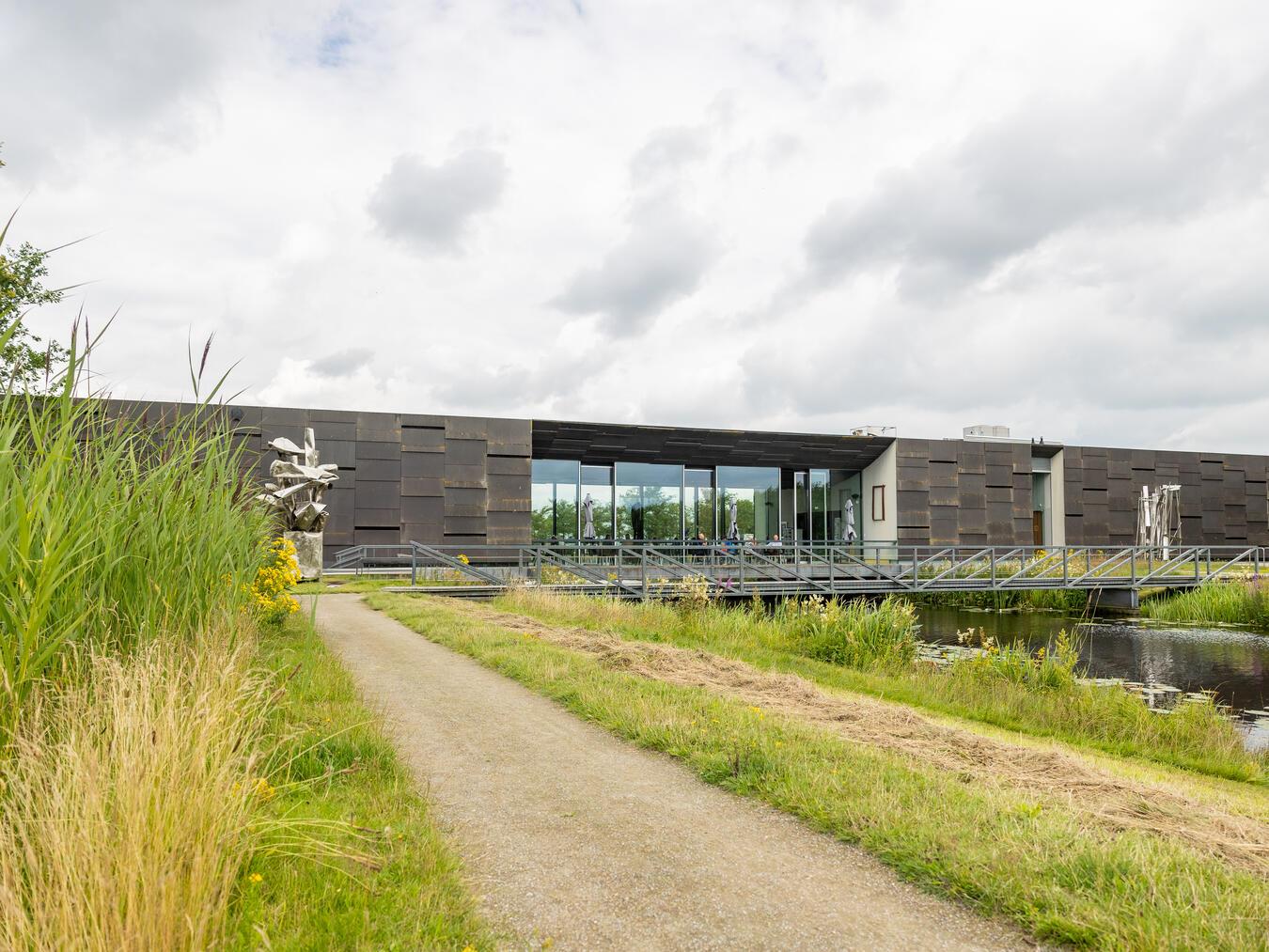 Bereits die Hülle des Museums Belvédère ist ein Kunstwerk für sich. Foto: Lydia Annema