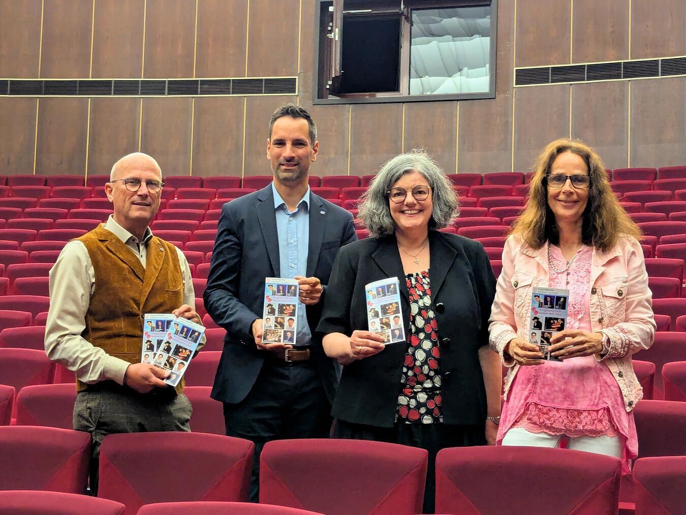 Bereits ein Jahr im Voraus wird das Programm des Stadttheaters Emmerich für die jeweils nächste Saison geplant. Darüber, dass es bald losgeht freuen sich hier (v.l): Bürgermeister Peter Hinze, Peter Schau (Volksbank), Andrea Joosten und Sabine Sdrenka (Stadttheater).NN-Foto: J. Kurschatke