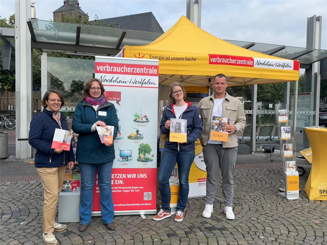 Energieberatung und eine wärmende Hühnersuppe Bereits im September waren Carmen Hesse (2.v.l.) und Nils Altenburg (r.), Experten der Verbraucherzentrale, mit einem Infostand auf dem Marktplatz vertreten. Janine Segref vom Bereich Umwelt, Klima, Mobilität der Stadt Geldern (l.) und Citymanagerin Anne Klatt (2.v.r.) unterstützen das Angebot.Foto: Stadt Geldern/Gossens