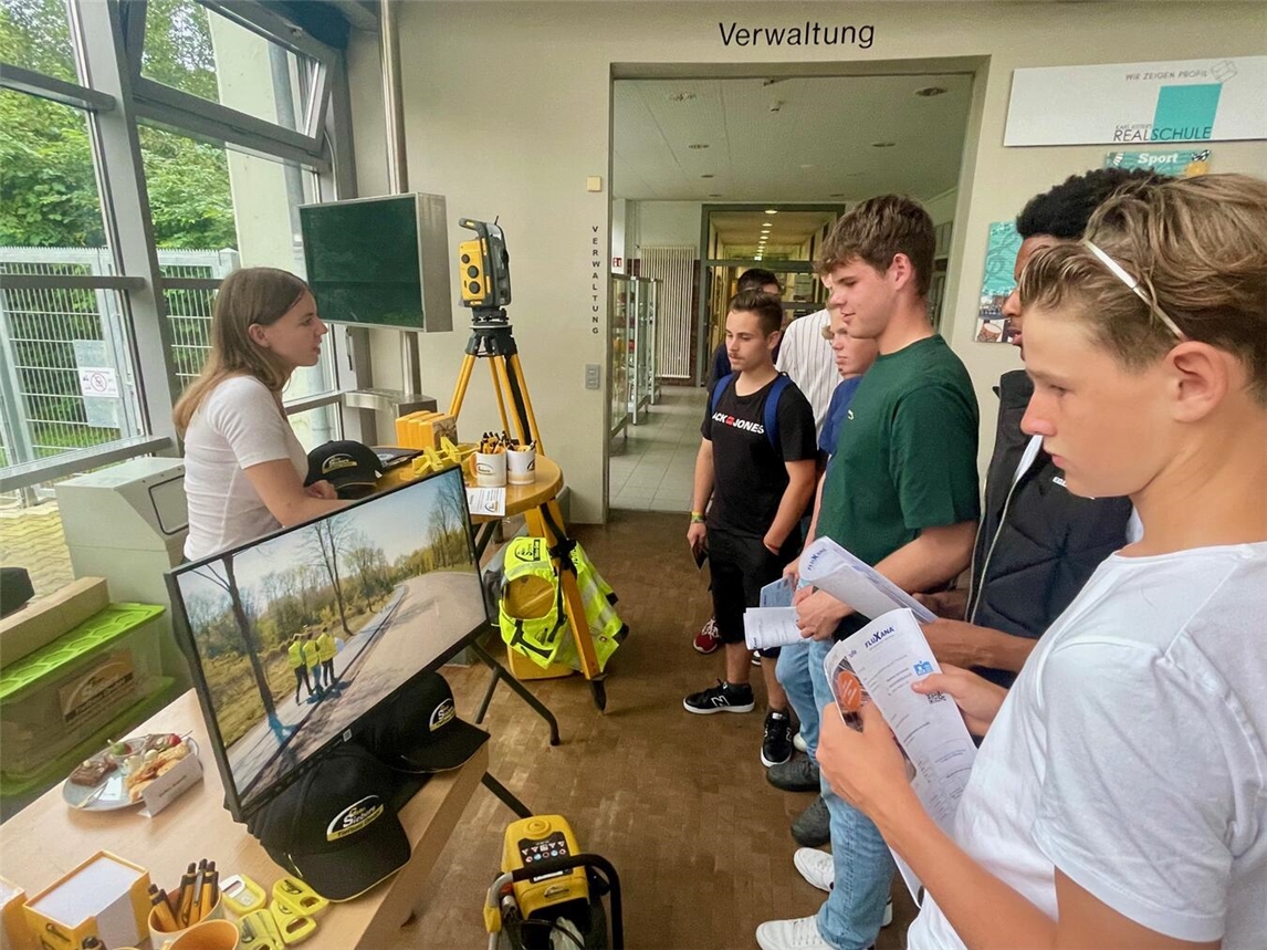 "Schule trifft Ausbildung Event an Karl Kisters Realschule, Schüler informieren sich über Berufsausbildungsmöglichkeiten"