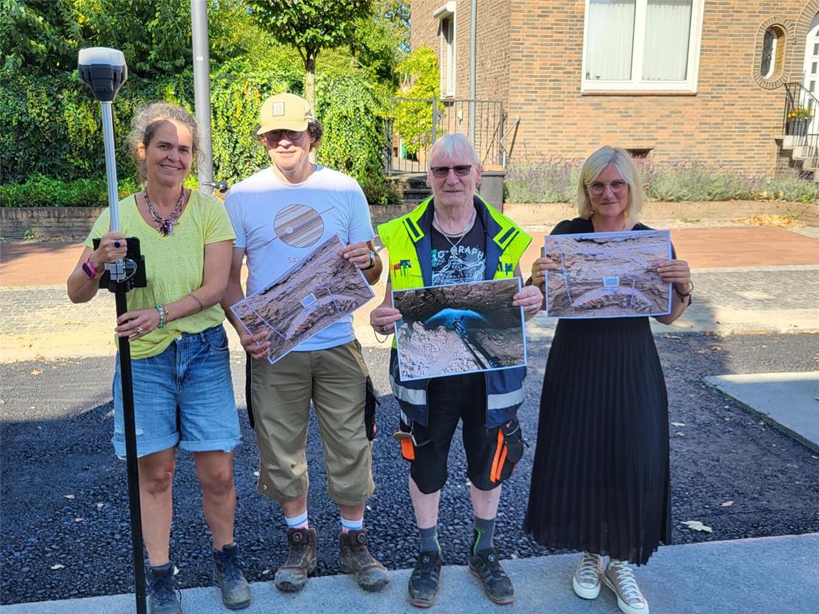 Berichten vom Kasematten-Fund: (v. l.) Saskia Schraap, Jens-Holger Wroblewski, Acky Teegen (alle Wroblewski Archäologie & Burgenforschung) und Manuela Himmelberg (Stadt Rees, Fachbereich 6 – Planen, Bauen und Umwelt, zuständig für Baudenkmale). NN-Foto: MB