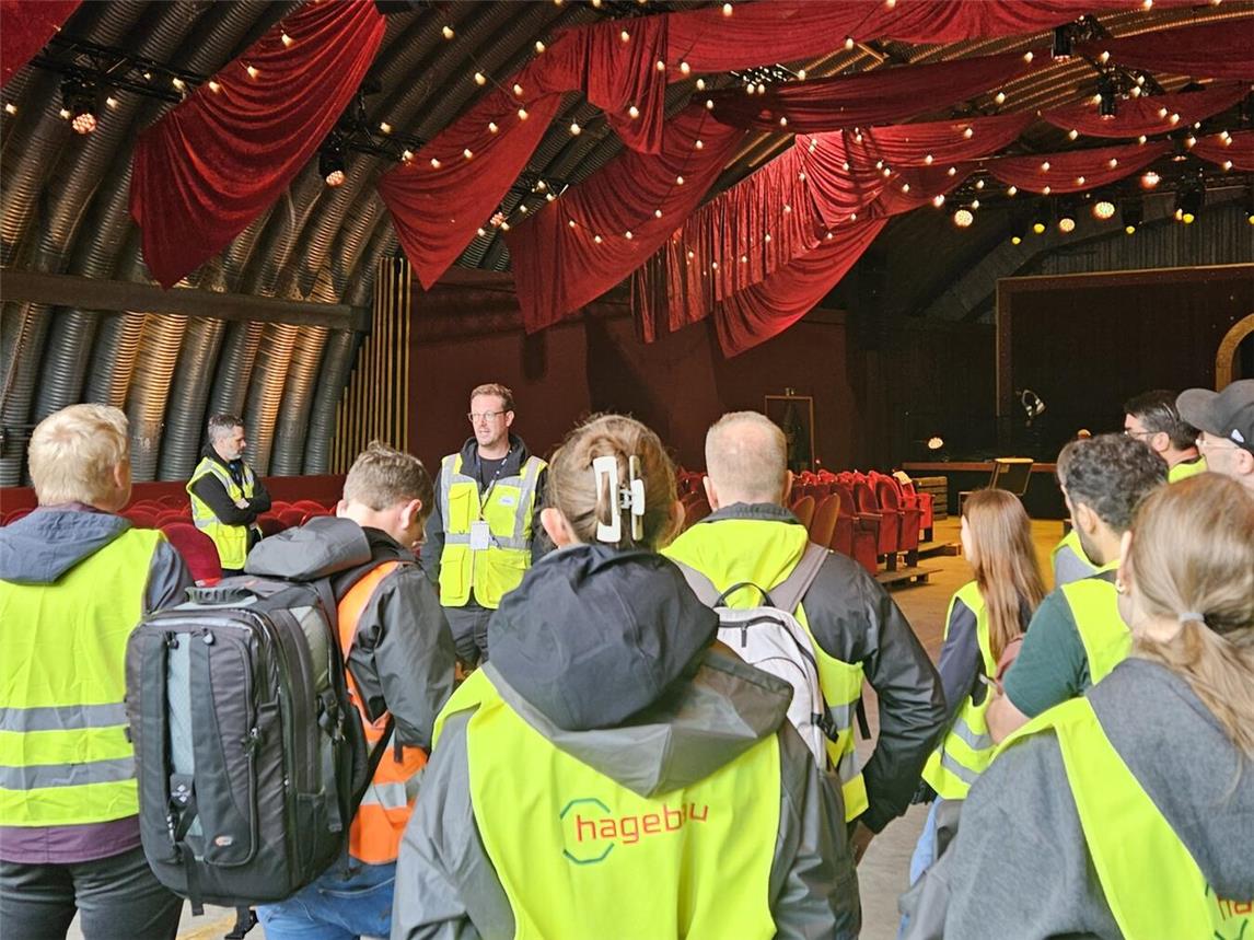 Bernd Dicks führte über das Gelände und machte unter anderem Station im Theatre District. NN-Foto: vs