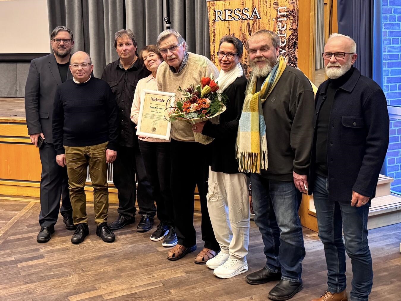 Bernd Schäfer (mit Urkunde) wurde vom Ressa-Vorstand zum Ehrenmitglied ernannt: (v. l.) Michael Scholten, Ernst August Voß, Dirk Kleinwegen, Agnes Jay, Mirjam Terhorst, Heinz Wellmann und Peter Bongers. Da Klaus Kuhlen verhindert war, wird seine Ehrung im Februar nachgeholt. Foto: Ressa