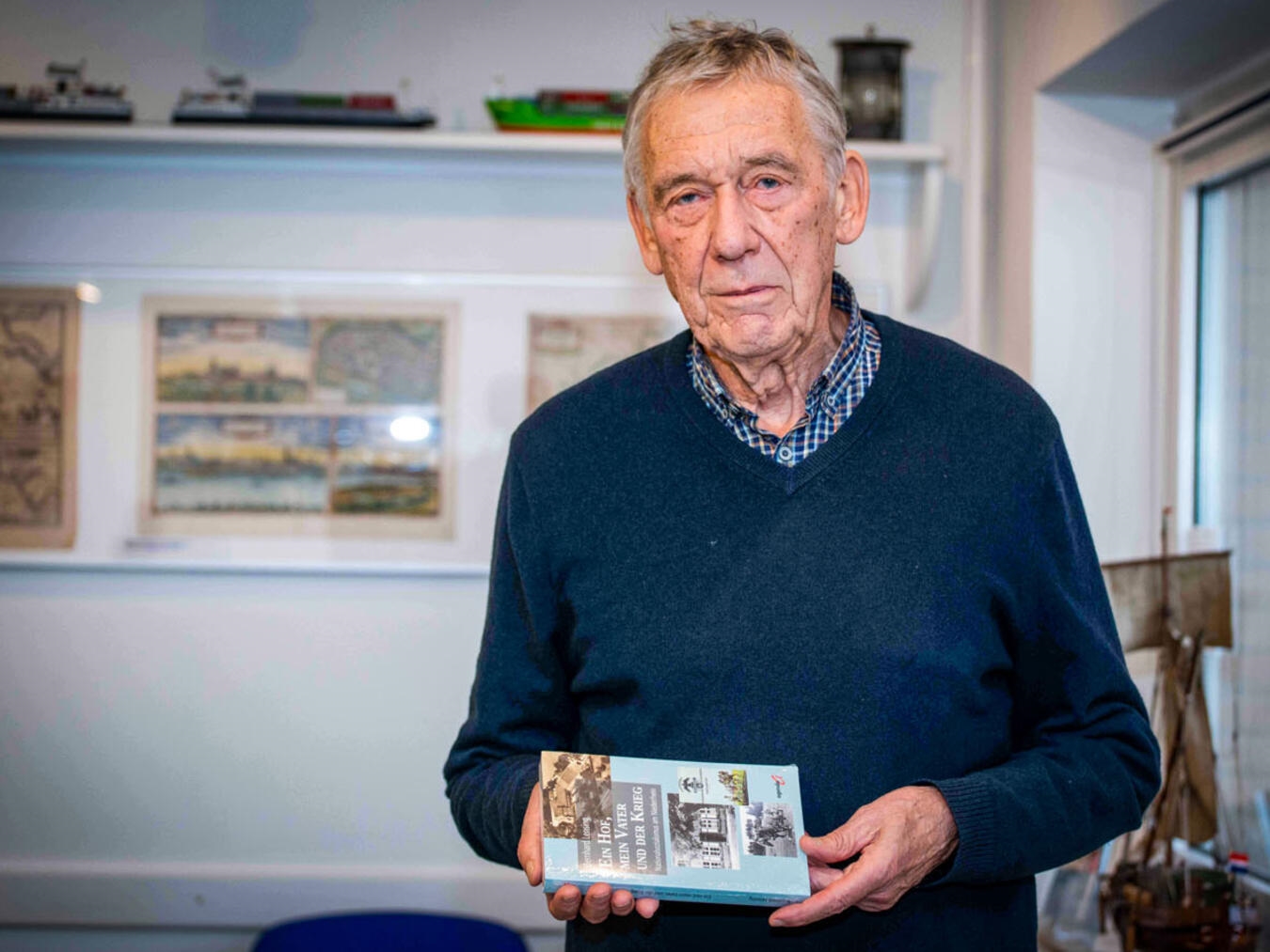 Bernhard Lensing präsentiert sein Buch über Nationalsozialismus am Niederrhein in Haldern.