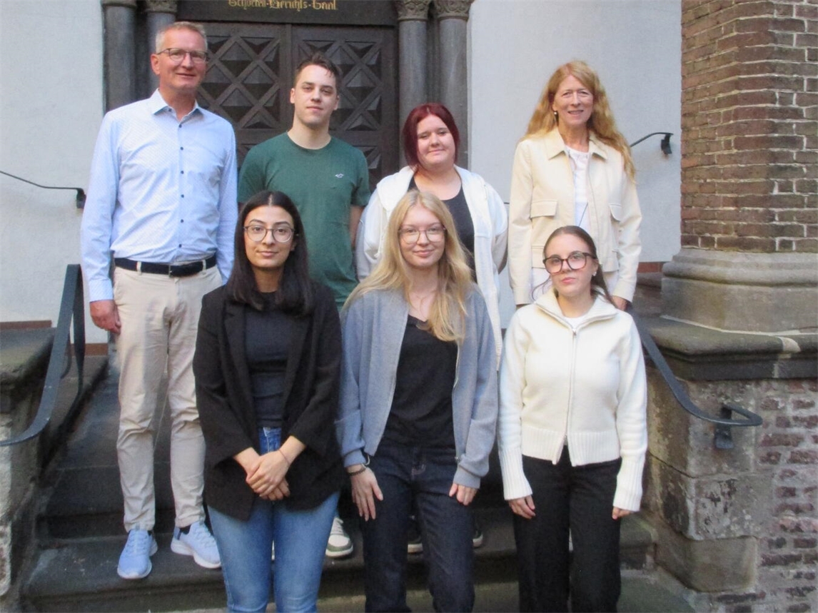 "Gruppenfoto: Bernhard Schröer, Dilvin Sansar, Linus Dietl, Alexandra Poen, Lätitia Jimenez Romeral, Mirjana Lacosta und Irene Thyssen"